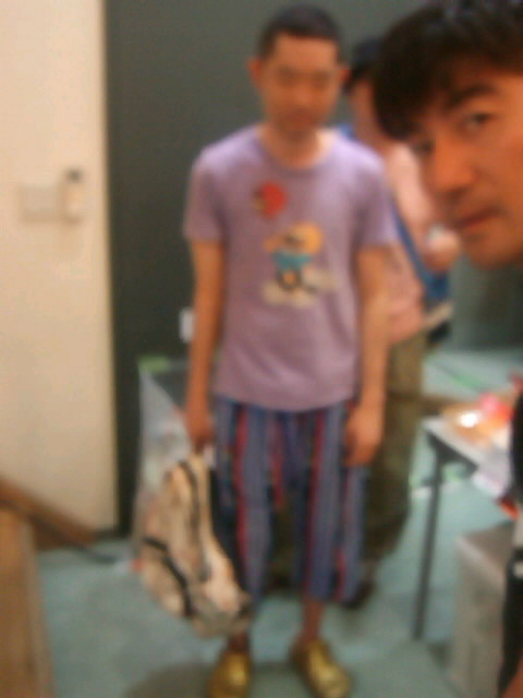 moplaysproduce's tweet photo. <センスの波止場>第八回ピント。駄目だッ、どうしても合わない。どうしても玉置さんに合ってしまう。駄目だッ、そうゆう日なんだな。ぼんやりしてんだなっ。そもそも玉置さんにも合ってないよ、なんだよッ!雨だよッ!(満島) #kama2 http://t.co/9rjeBQJU