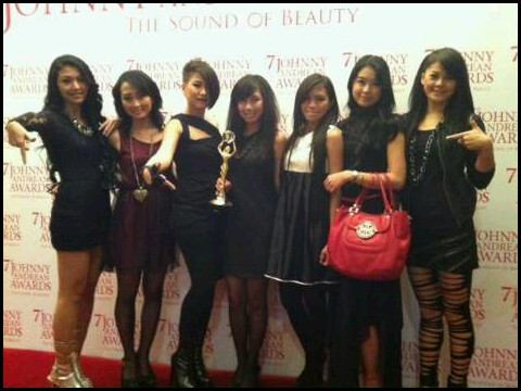 ICONS_ID's tweet photo. Ini pas cece-cece kita lagi di Peragaan busana Johnny Andrean :) #VaniLa http://t.co/OtLAstUi