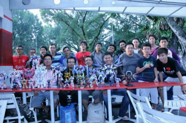 w/ Medan Gundam Society, Gundam Papercraft Community and SpinMe (Komunitas Yoyo Medan) sambil nunggu buka puasa