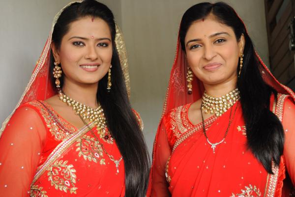 PunarVivaah's tweet photo. Aarti is #trying to take Arpita’s place in Yash’s #life. Do you think Aarti will be #succeed? http://t.co/wkCHXr0K