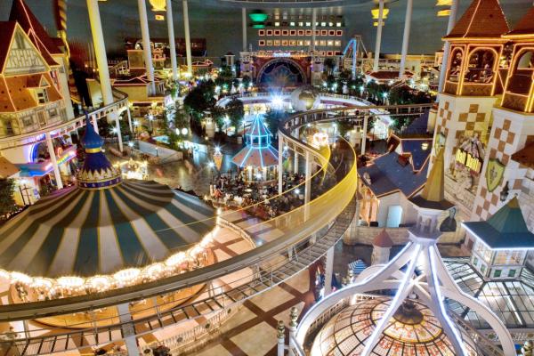 lotteworld_jp's tweet photo. 昼も暑い！夜も暑い！いったいどこへ行って遊べばいいか。正解は室内テーマパークロッテワールドです。＼(^o^)／ http://t.co/8CNITMqG