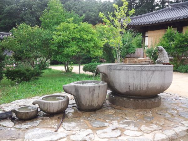 더운데 약수한잔 불영사에서