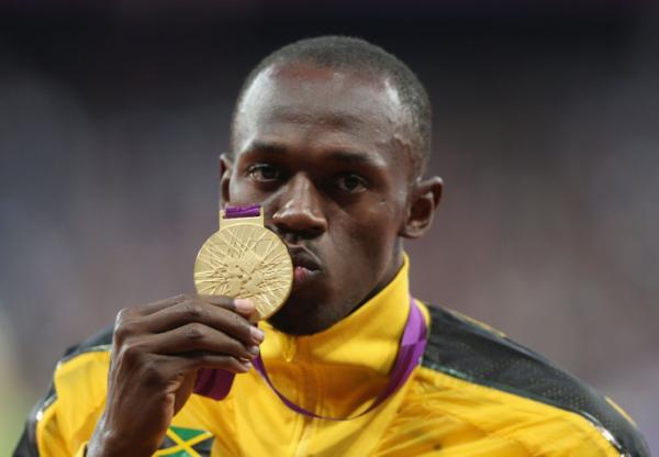 JogosOlimpicos's tweet photo. Usain Bolt, o homem mais rápido do mundo, beija a medalha olímpica de ouro após a premiação 
http://t.co/6ZadJ7SJ via @London2012