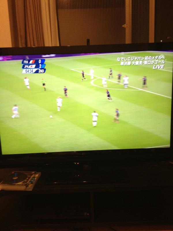 moriokj's tweet photo. なでしこ本当に強い。本当の団結力てこういうことだろう。
同じ機内でも、U23の男子日本代表がファーストクラスで、彼女らを待ち受けていたのはまさかのエコノミー。
勝たないと自分達の立場がさらにどうなるかわかっているんだろう。
本当に強い。 http://t.co/ekfrjrMM