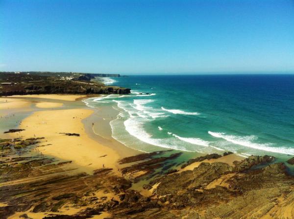 AtlanticRiders's tweet photo. This is how the beach of Amoreira looked this morning - http://t.co/6DG4pEgf