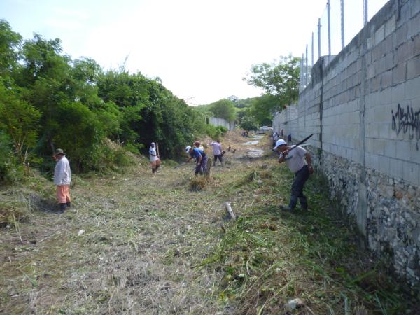 ServPubCam's tweet photo. CHAPEO DE CANAL PLUVIAL UBICADO A UN COSTADO DEL FRACC. VILLA DALIAS @AlcaldBetySelem @GobMunCampeche http://t.co/CThOPrFh