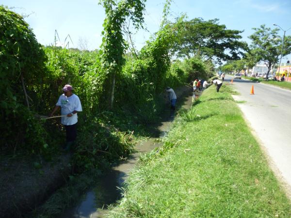 ServPubCam's tweet photo. CHAPEO DE CANAL PLUVIAL DE LA AV. LAZARO CARDENAS @AlcaldBetySelem @GobMunCampeche http://t.co/Nv5NSIPp