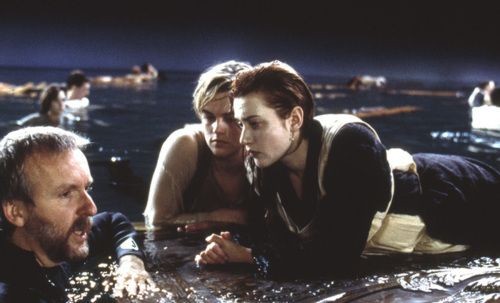 YordiRosado's tweet photo. Chéquen esta foto de James Cameron dando indicaciones para una escena de Titanic. http://t.co/Ap5eM1JE