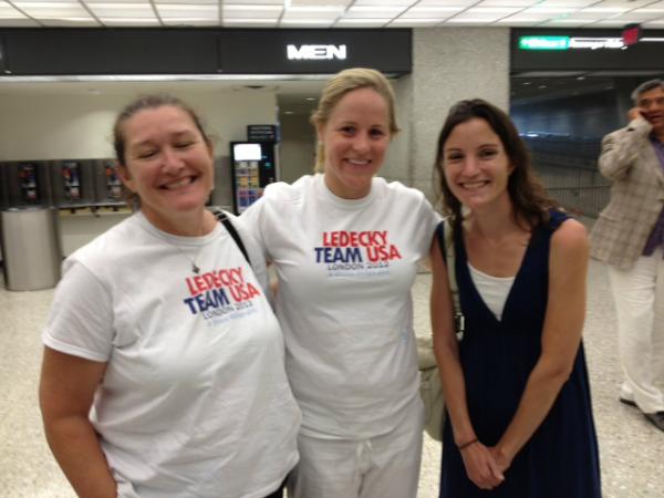lyana's tweet photo. @ItaliaDonna 

Ledecky Team USA Welcoming Committee at Dulles earlier tonight... http://t.co/XDnmUz3m