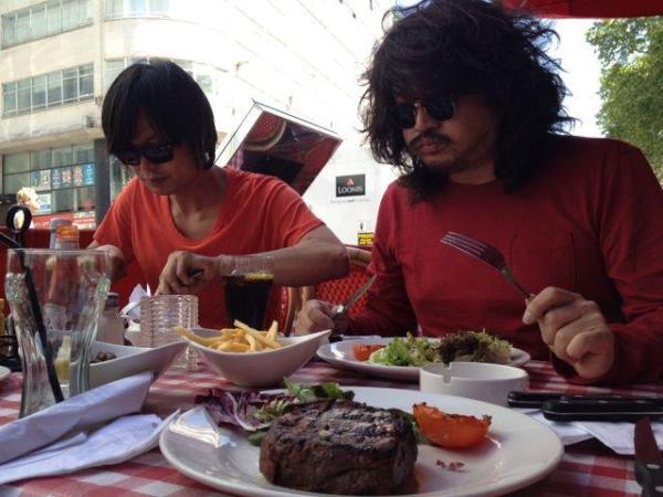 인간광우병 발병 사례도 없는 미국산 쇠고기 반대하더니...인간광우병 발생지 영국가서 열심히 먹어대는 나꼼수....영국갈때 한우 싸들고 가셨나??