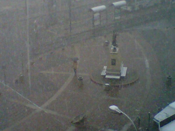 Monique_Naude's tweet photo. Snow in Jo'burg! #1stTimeSnowExperience http://t.co/k7qzmIoa