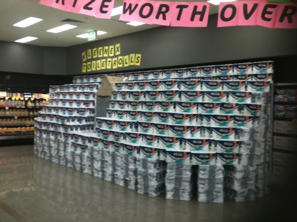 brian65465185's tweet photo. @GBell_1 toilet rolls is this big enough Robina 13 pallets http://t.co/N3lofG7r