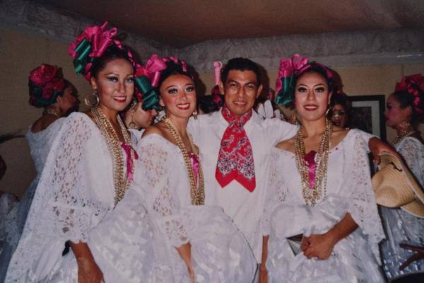 Evento de Televisa,en camerinos poco antes de salir a bailar con el Ballet de Amalia Hernández, 2004.Gracias Santos.