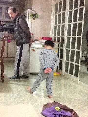tomatocool's tweet photo. 할아버지 따라하기 http://t.co/T81rt2bm