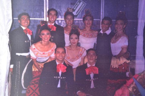 Aquí bailando en el zócalo del DF. con el Ballet Folklórico de México de Amalia Hernández