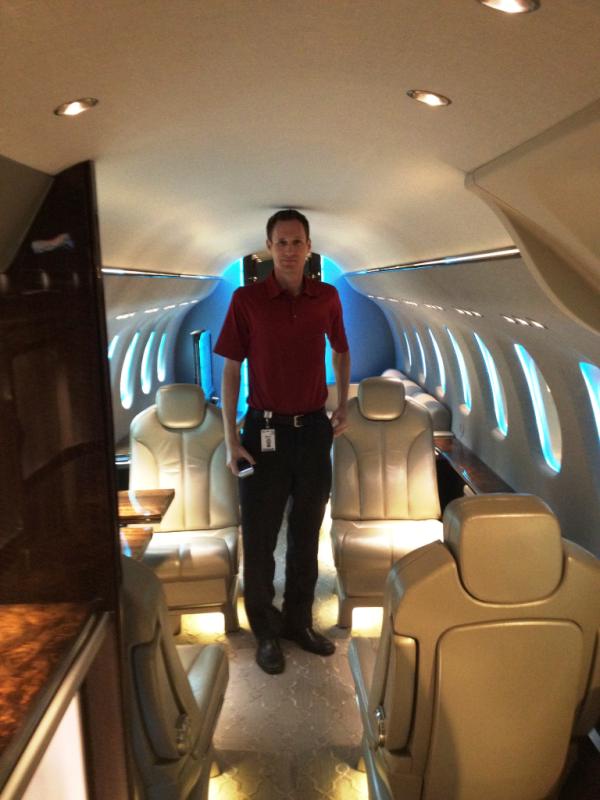 Cessna's tweet photo. Never duck again! Standing up straight is no problem with the #Latitude flat floor. #TeamCessna http://t.co/FsNMoLxx