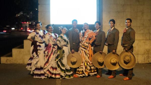 Promocionando al Ballet Folklórico La Barca, Jalisco saliendo de la entrevista en el Canal 13 en Mérida, Yuc.
