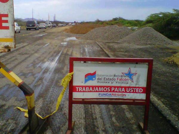 FUNDALADRON's tweet photo. Trabajos de rehabilitación integral en la Coro-Punto Fijo con colocación de sistema de drenaje en tramo Cararapa 1y2 http://t.co/XIAfr2oh