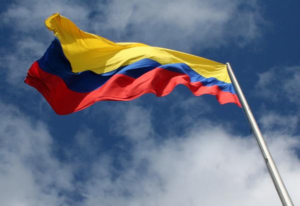 CCMATLANTICO's tweet photo. “Icemos nuestro tricolor nacional en esta fiesta patria, el Museo del Atlántico se une a esta celebración”. http://t.co/bRo9OYka