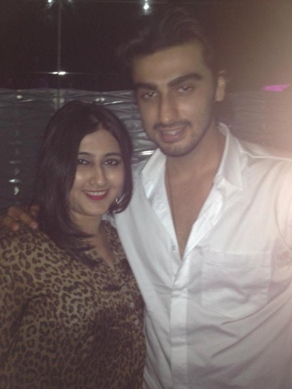 Arjun_KapoorFC's tweet photo. Spotted! Arjun Kapoor with a fan at "LIV" - a nightclub in Mumbai. http://t.co/2yQy3hqL