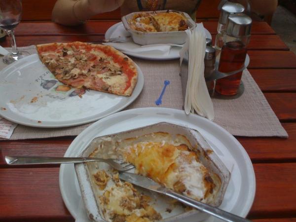 SlashP's tweet image. Пицца и лазанья на ужин в старом Которе :)