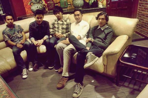 gottaSLUDGE's tweet photo. RT @rionurchy: Band seneng foto rak mixing mixing @gottaSLUDGE pffft http://t.co/kaRtFfuL