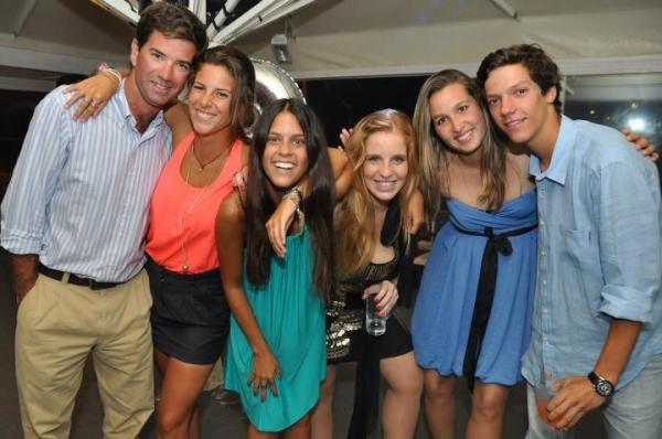 PicoHorsesTeam's tweet photo. A team!! @mafaldaassuncao  @PBigio, @Inespaivasantos @MarianaSilNunes, @PedroABMCoelho http://t.co/wWuFLEwo