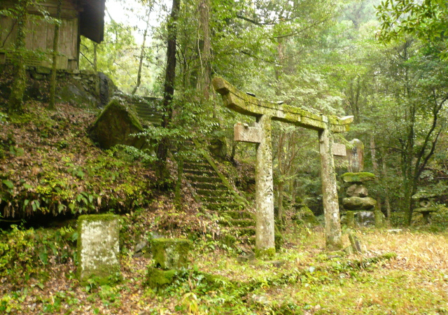 たきざわマドモワゼル 昨日見つけた廃神社の画像 福岡県内にあるらしいのだが 雰囲気ありすぎなので閲覧注意 Http T Co Bnvsx7mq Twitter たきざわマドモワゼル 昨日見つけた廃神社の画像 福岡県内にあるらしいのだが 雰囲気ありすぎなので閲覧注意 Http T Co Bnvsx7mq Twitter