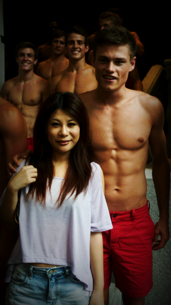 jesselfieko's tweet photo. @Abercrombie #HotGuys at Pedder Street, Central, Hong Kong http://t.co/0wPZ3c4O
