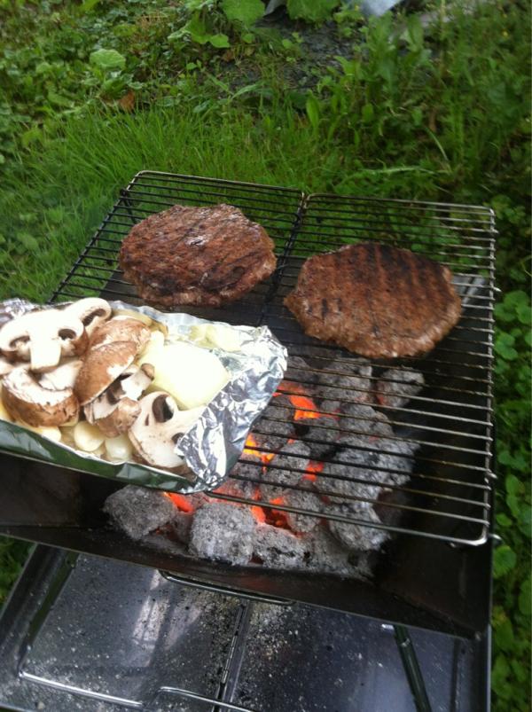 Moon_J's tweet photo. 뒷마당에서 조촐한 BBQ 파뤼~ http://t.co/5DRmyUhp