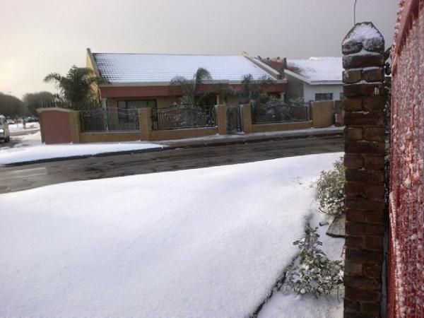 iNalishaPillay's tweet photo. My grandma's winter wonderland :D #SnowInJozi http://t.co/xx1OLZ5m