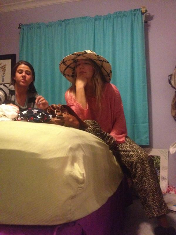 daniellieoliva's tweet image. She's so touristy #emmaross