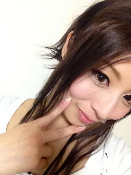 撮影終わってから、少し買い物してさっき帰ってきたよお(・&forall;・)♡ 明日明後日も撮影だから頑張るぞっ( ｀・&forall;・)ﾉ★ http://t.co/0tgn22mK