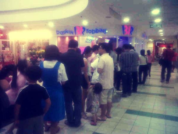 hotfm976's tweet photo. Siapa p beratur atau masih lg beratur nak dapatkan ais krim @MYBaskinRobbins ??..ramai gilerrrr orang beratur .. #HotFM http://t.co/nejCoika