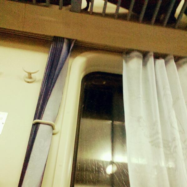 厦门回上海飞机动车都没有。。只能做24小时慢车回家了。。听说摩都台风暴雨。。好吧每天回来解救大家。。  (From Tuding)