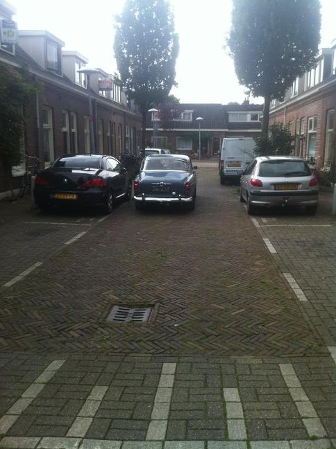 #Amazon met een mooie dame &amp; kind aan boord. Een oude auto en een jong gezin, mooi! #DM1659