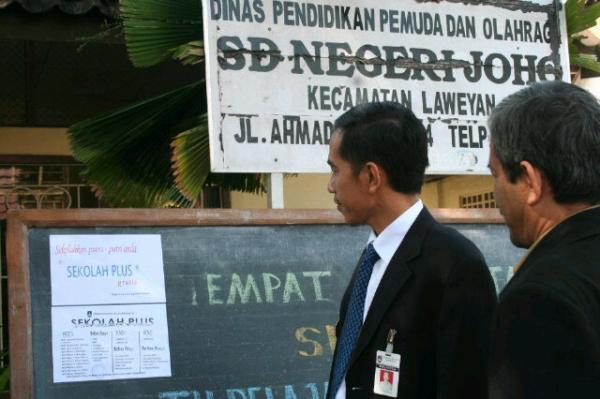 RT <a href="/KartikaDjoemadi/">Kartika Djoemadi</a>: Jokowi Pelajan rakjat yg sebenar2nya:) <a href="/JokowiJgManusia/">Jokowi Juga Manusia</a>: Sekolah Plus (Gratis) di Solo bukan janji