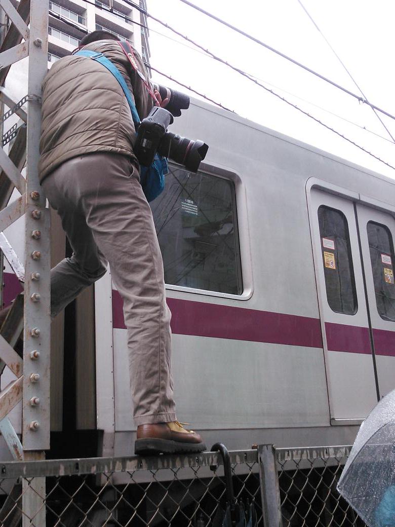東武線踏切事故 より良い1枚写真を撮るために 危険な撮り方をする大手新聞社カメラマンに批判が噴出 Togetter 東武線踏切事故 より良い1枚写真を撮るために 危険な撮り方をする大手新聞社カメラマンに批判が噴出 Togetter