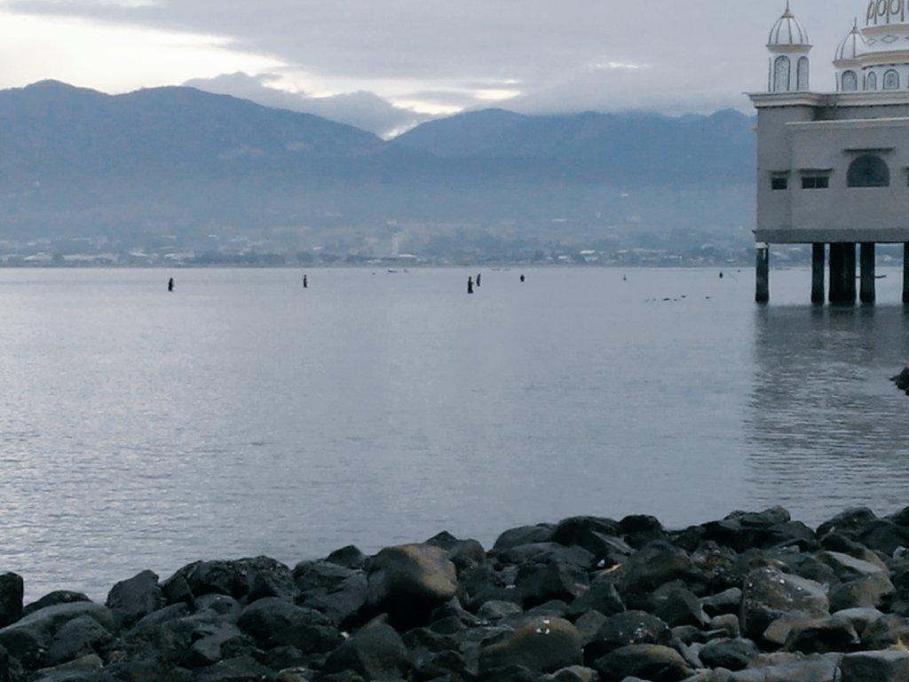 Bagaimana mereka bisa memancing lg nanti, jika terjadi reklamasi. <a href="/mrallanpeacock/">Mohammad Ruslan</a> #bikephotography