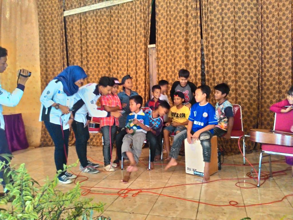 Adik-adik saling bergantian mengenalkan diri di atas panggung. Suasana semakin ceria dengan kelucuan mereka. #baksos