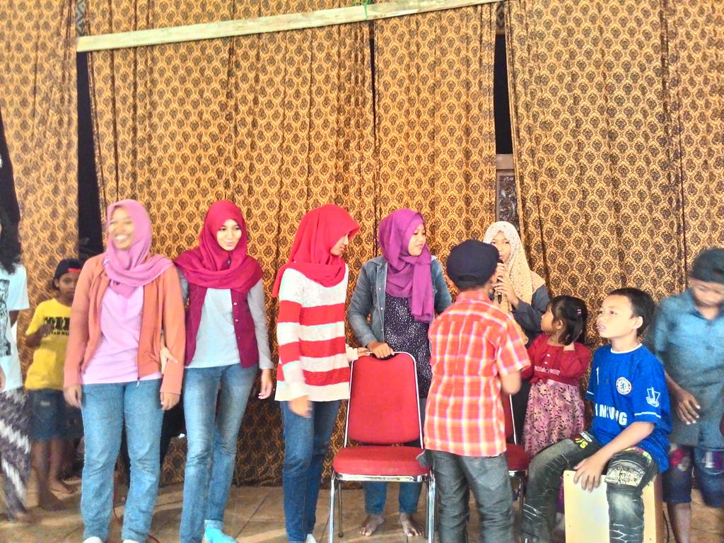 Kakak kakak cantik voluntir <a href="/GCFBanjarnegara/">G.Child Foundation</a> jg tidak mau kalah ikut kenalan di panggung. #Banjarnegara #Baksos