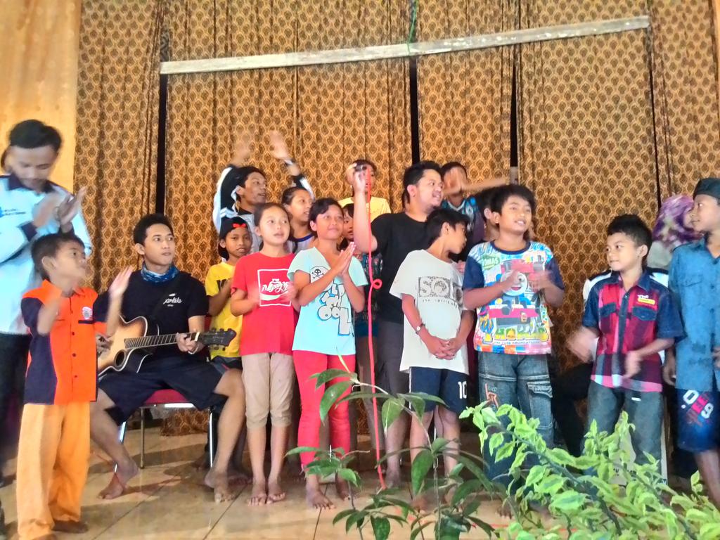 Kakak kakak voluntir <a href="/GCFBanjarnegara/">G.Child Foundation</a> bersama anak2 bernyanyi bersama. #banjarnegara #baksos