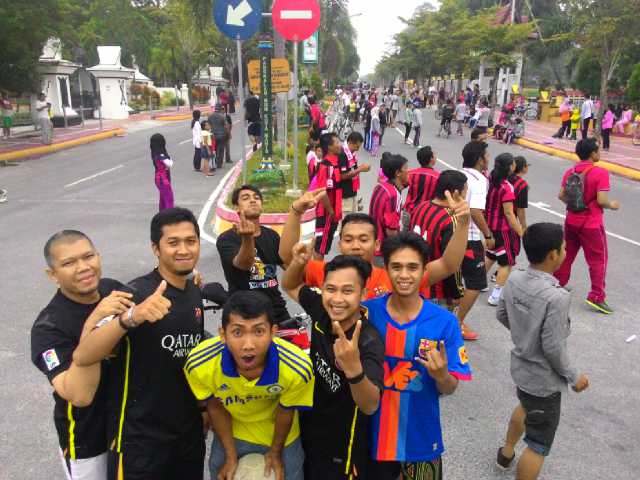 FCB_Indonesia's tweet photo. #CarFreeDay member dari @FCBI_Kobar pagi ini seru ya les 😊 #Fcbipict http://t.co/slaIlxqGug