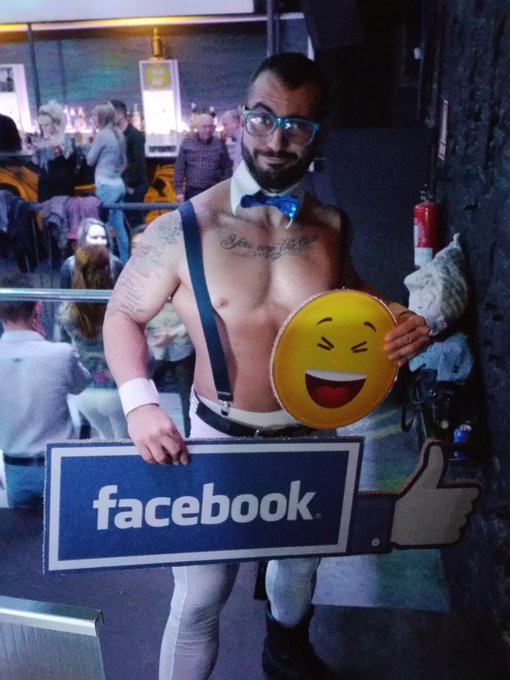 Party Facebook in "la fabrica de reus" http://t.co/Tzy2YN0QJ9<a href="/tag/darkside"class="tags"><span>#darkside</span></a>
