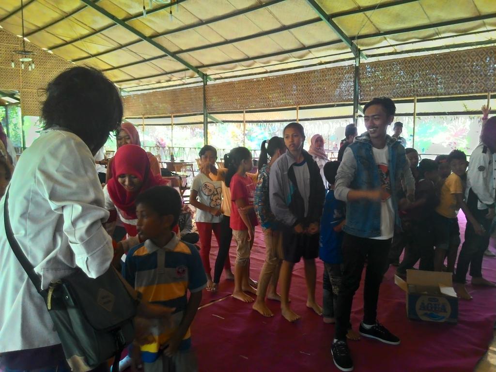 Anak-anak dibagi dlm beberapa regu. Mau main apa lagi ya mereka?