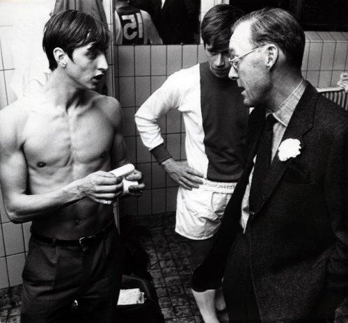 LegendofCruyff's tweet photo. Before  Ajax v Nuremberg in Amsterdam, Prince Bernhard speaks with the star player Johan Cruyff, October 1968. http://t.co/3Lh6GXBX1l