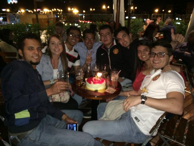 FabianHamon's tweet photo. 🎈🎈😃😃🎁🎁🍰 http://t.co/Rw5gR4d86S
