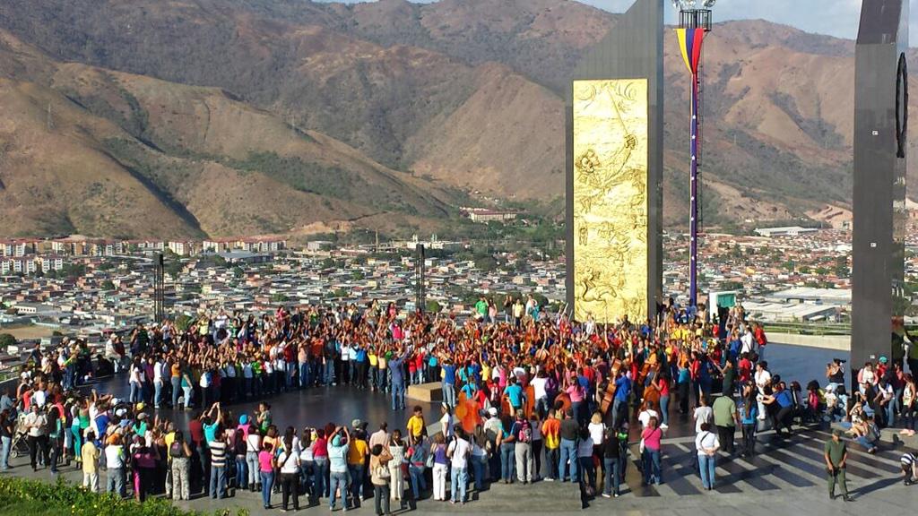NucleoVictoria's tweet photo. Cierre 40 Aniv. Monumento de la Juventud @sinfolavictoria  @SoyFundamusical   @SistemaAragua #ElSitemaCumple40 http://t.co/q9aLemhuoK