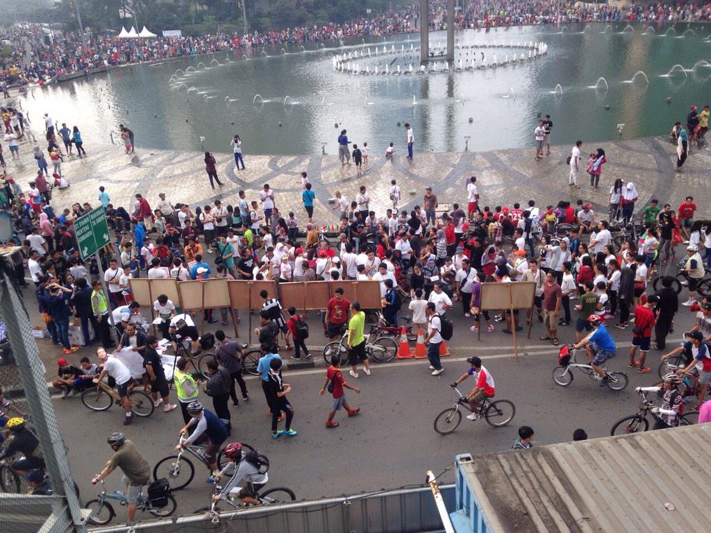 sejutatemanid's tweet photo. Mrski hujan turun kita tetap semangat http://t.co/wnnRr7ESsx