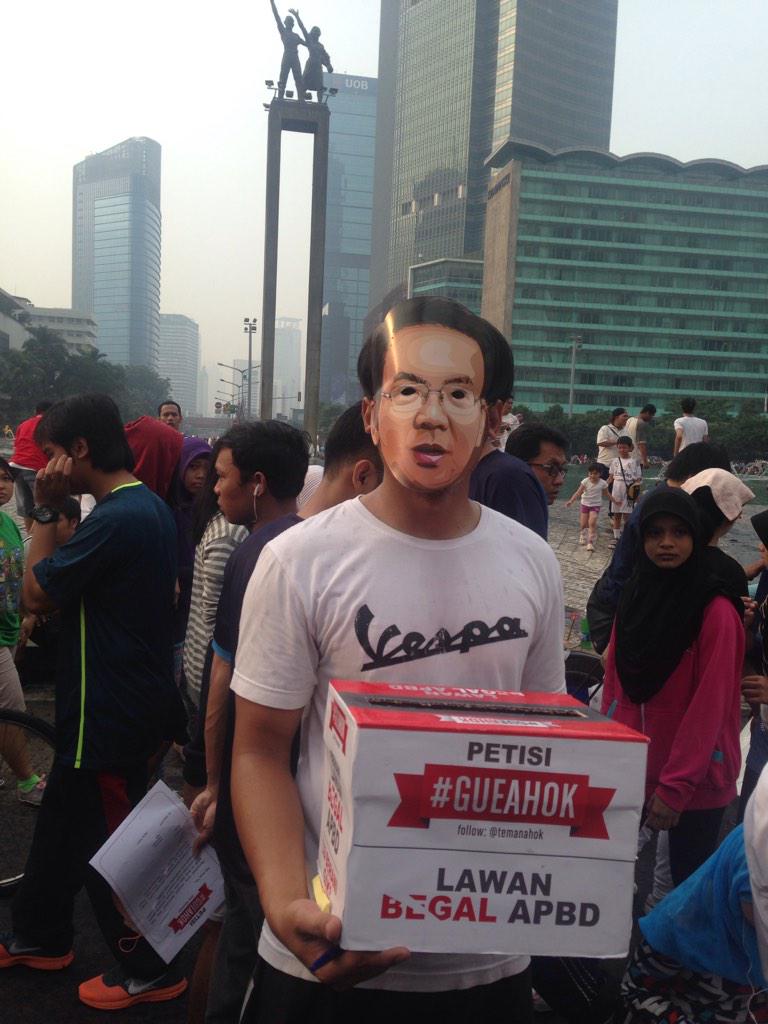 sejutatemanid's tweet photo. Hujan di CFD. Pengumpulan PETISI jalan terus. Hayo merapat http://t.co/NiLPgPtaWB